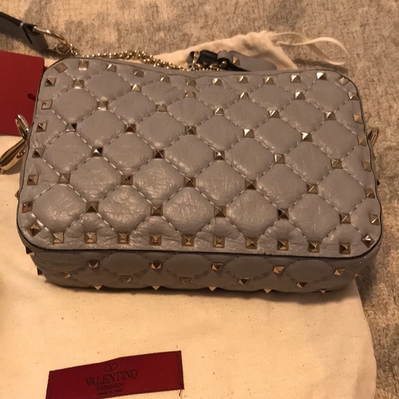 NEW MEDIUM VALENTINO ROCKSTUD SPIKE CAMERA BAG - Picture 3 of 8
